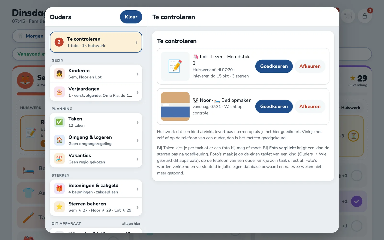 Het ouderscherm met een foto en huiswerk om goed te keuren
